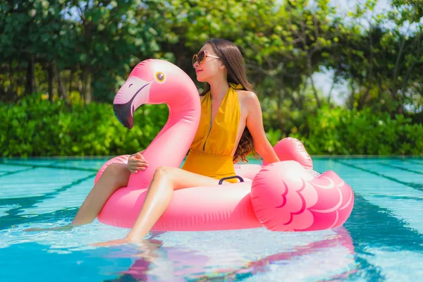 Portrait belle jeune femme asiatique sur le flamant rose gonflable — Photo