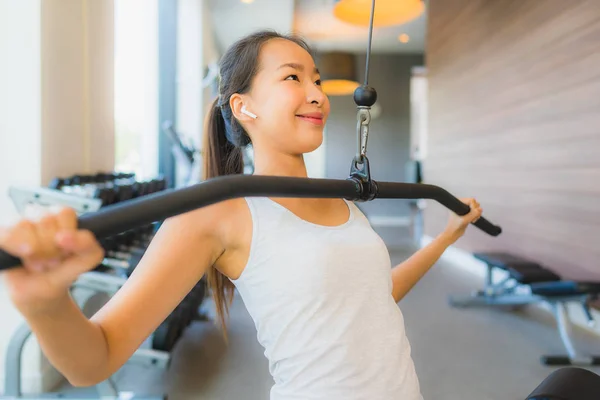 Ritratto bello giovane sport asiatico donna esercizio e lavorare fuori — Foto Stock