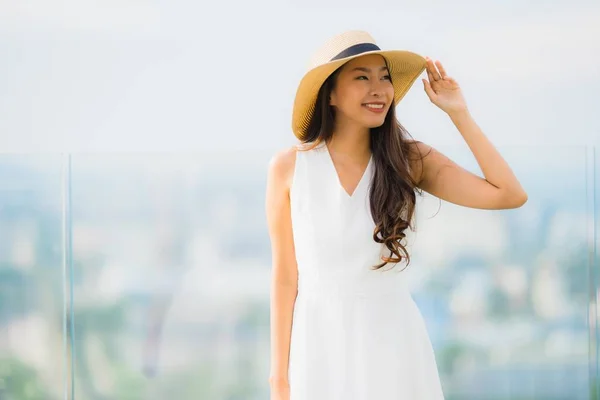 肖像 美丽的 年轻 亚洲 女人 快乐 微笑 放松 上 罗 — 图库照片