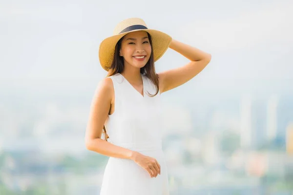 Porträt schön jung asiatisch frau glücklich lächeln entspannen auf die ro — Stockfoto