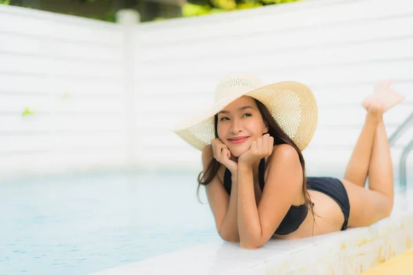 Retrato hermosa joven asiática mujer feliz sonrisa relajarse alrededor ou — Foto de Stock