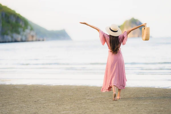 Ritratto giovane bella donna asiatica camminare sorriso e felice sul — Foto Stock