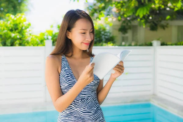 Retrato hermosa joven asiática mujer feliz sonrisa con lectura bo —  Fotos de Stock