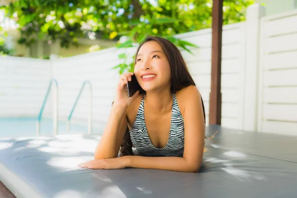 Portré szép fiatal ázsiai nő boldog mosoly beszélni mobil Pho — Stock Fotó