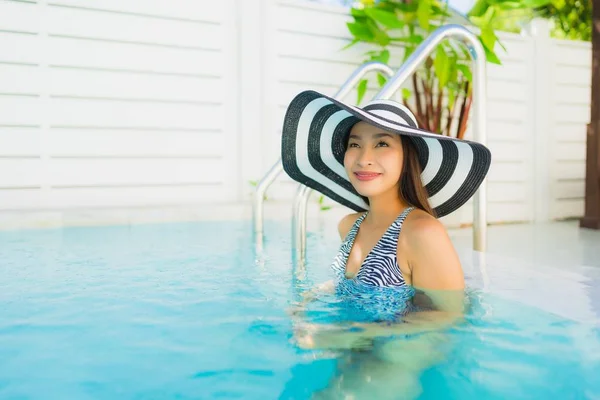 Retrato hermosa joven asiática mujer feliz sonrisa relajarse alrededor ou —  Fotos de Stock