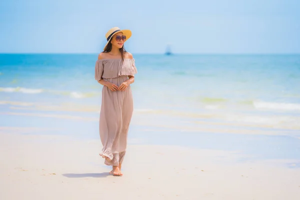 Portrait beautiful young asian woman happy smile relax on the tr — Stock Photo, Image