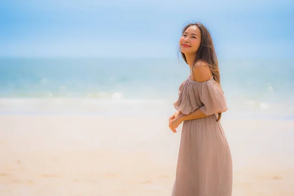 Ritratto bella giovane donna asiatica felice sorriso rilassarsi sulla tr — Foto Stock