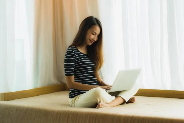 Porträt schöne junge asiatische Frau mit Computer-Notebook oder — Stockfoto