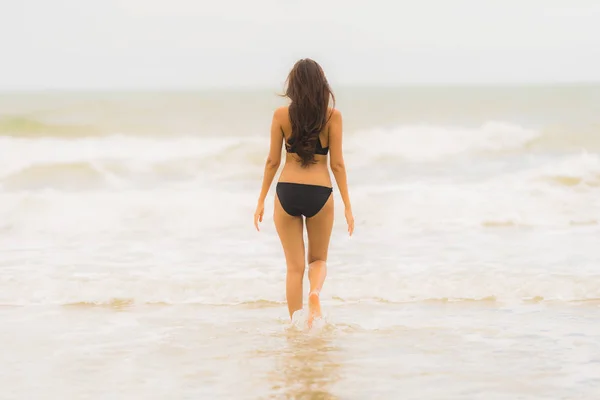 Ritratto bella giovane donna asiatica indossare bikini sulla spiaggia se — Foto Stock