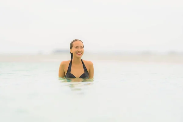 Retrato bonito jovem asiático mulher desgaste biquíni em torno de natação — Fotografia de Stock