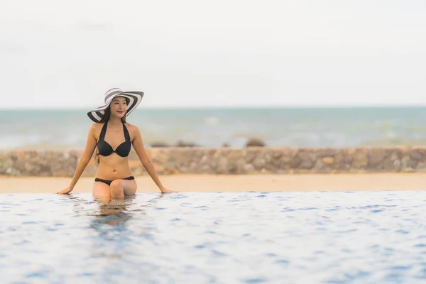 Ritratto bella giovane donna asiatica indossare bikini intorno al nuoto — Foto Stock