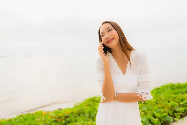 Ritratto bella donna asiatica indossare cappello con sorriso felice per tal — Foto Stock