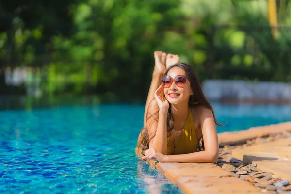 Retrato bonito jovem asiático mulher lazer relaxar sorriso e hap — Fotografia de Stock