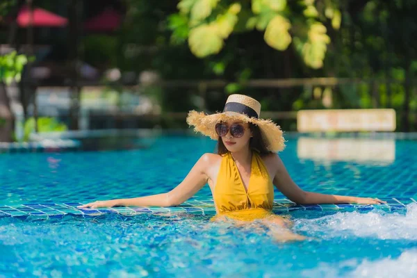 Retrato bonito jovem asiático mulher lazer relaxar sorriso e hap — Fotografia de Stock