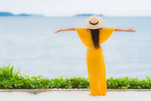 Ritratto bella donna asiatica indossare cappello con sorriso felice svago — Foto Stock