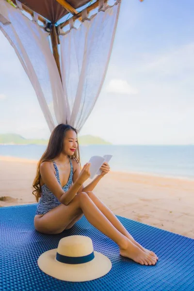 Retrato bonito jovem asiático mulher leitura livro com feliz smi — Fotografia de Stock