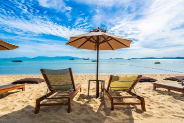 Hindistan cevizi palmiye ağacı ile güzel tropikal plaj deniz ve okyanus bir