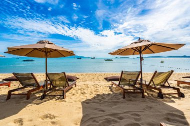 Hindistan cevizi palmiye ağacı ile güzel tropikal plaj deniz ve okyanus bir