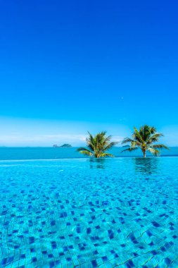 Deniz ile otel beldesinde güzel lüks açık yüzme havuzu 