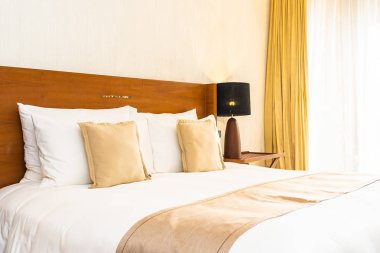 Yatak üzerinde güzel konforlu lüks beyaz yastık ve battaniye Dec