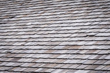 ev veya ev dokularının çatısında kiremit