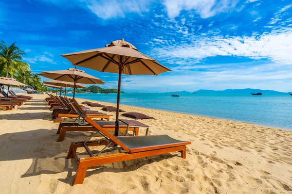 Vackra tropiska stranden hav och hav med kokospalm Tree a — Stockfoto