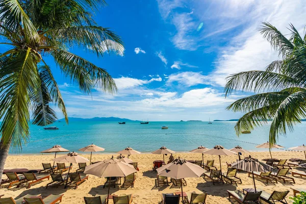 Vackra tropiska stranden hav och hav med kokospalm Tree a — Stockfoto