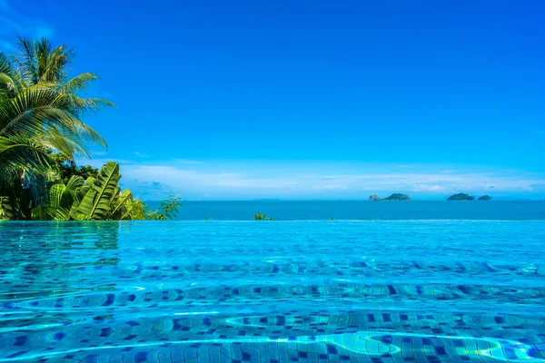 바다가있는 호텔 리조트의 아름다운 고급 야외 수영장 — 스톡 사진