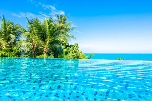 Hermosa piscina al aire libre de lujo en complejo hotelero con mar —  Fotos de Stock