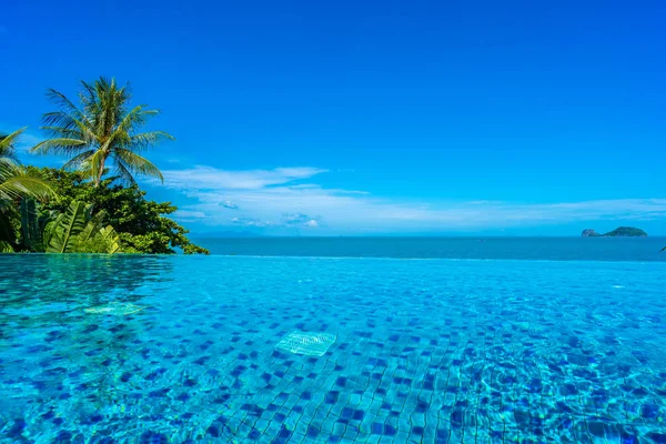바다가있는 호텔 리조트의 아름다운 고급 야외 수영장 — 스톡 사진