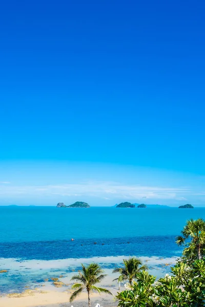 Piękne tropikalne morze oceanu z palmy kokosowe na błękitne niebo — Zdjęcie stockowe