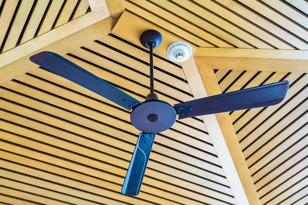 Elektrikli tavan fan dekorasyonu iç — Stok fotoğraf