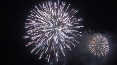 Gece gökyüzünde patlayan havai fişeklerin yakın çekim görüntüleri.