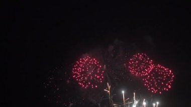 Gece gökyüzünde patlayan havai fişeklerin yakın çekim görüntüleri.
