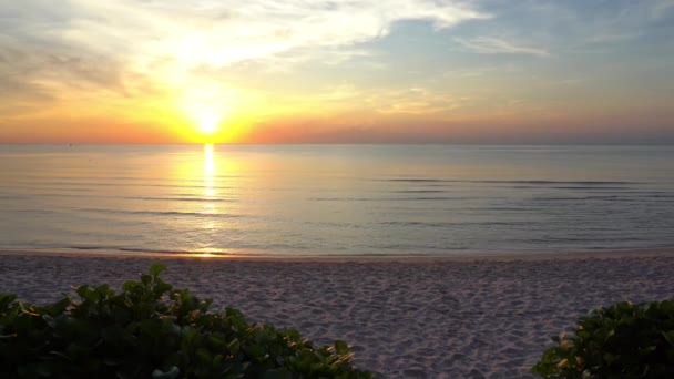 Imágenes Tranquilas Hermoso Mar Ondulado Puesta Del Sol — Vídeos de Stock