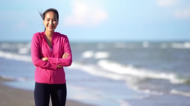 Metraje Hermosa Mujer Asiática Relajándose Orilla Del Mar Durante Las — Vídeos de Stock