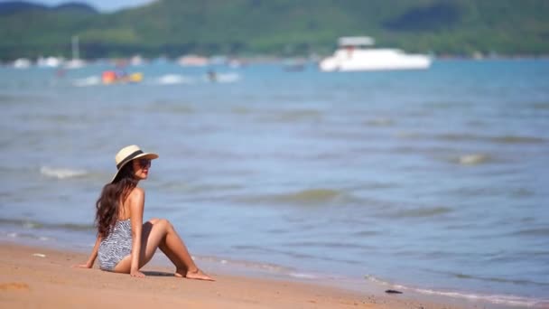 Beeldmateriaal Van Mooie Aziatische Vrouw Ontspannen Kust Tijdens Zomer Vakantie — Stockvideo