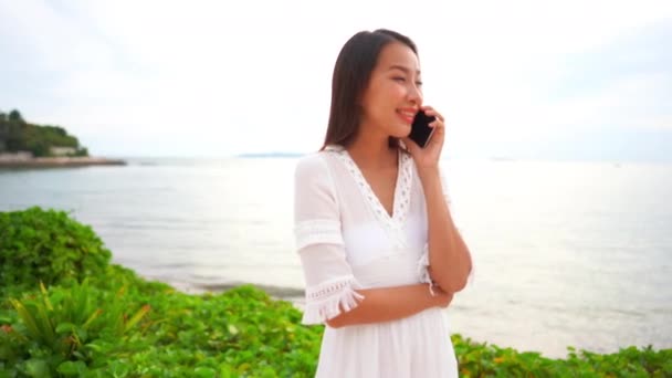 Záběry Krásné Asijské Ženy Mluvící Telefonem Břehu Moře Během Letních — Stock video