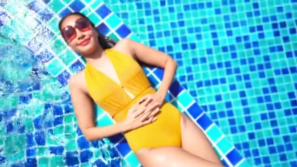 Footage Beautiful Asian Woman Relaxing Pool Hotel — Stock Video