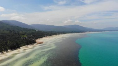 Güzel dalgalı denizin sakin görüntüleri.