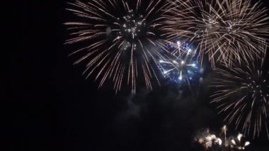 Gece gökyüzünde patlayan havai fişeklerin yakın çekim görüntüleri.