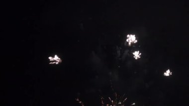 Gece gökyüzünde patlayan havai fişeklerin yakın çekim görüntüleri.