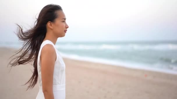 Πλάνα Από Όμορφη Ασιάτισσα Γυναίκα Χαλαρώνοντας Στην Παραλία Κατά Διάρκεια — Αρχείο Βίντεο