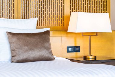 Yatak ve battaniye üzerinde güzel lüks rahat beyaz yastık Dec