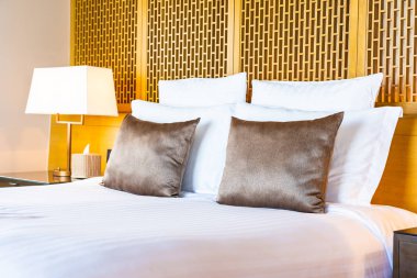 Yatak ve battaniye üzerinde güzel lüks rahat beyaz yastık Dec