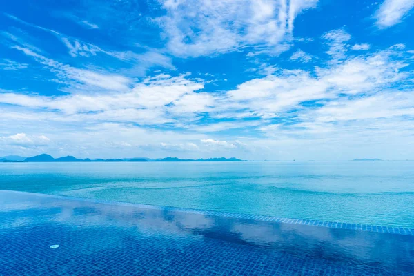 Όμορφη εξωτερική πισίνα με θαλάσσιο ωκεανό σε λευκό σύννεφο BL — Φωτογραφία Αρχείου