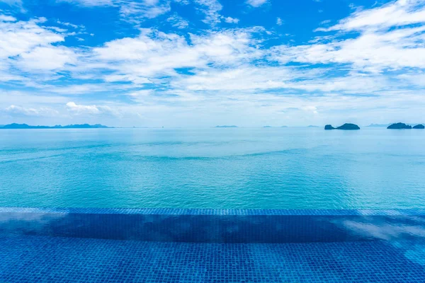Hermosa piscina al aire libre con mar océano en la nube blanca bl — Foto de Stock
