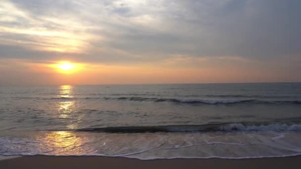 Ήρεμο Πλάνα Από Κυματιστή Θάλασσα Στο Ηλιοβασίλεμα — Αρχείο Βίντεο