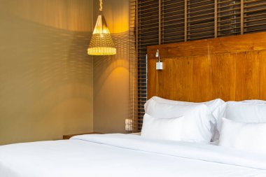 Yatak ve battaniye üzerinde güzel lüks rahat beyaz yastık Dec