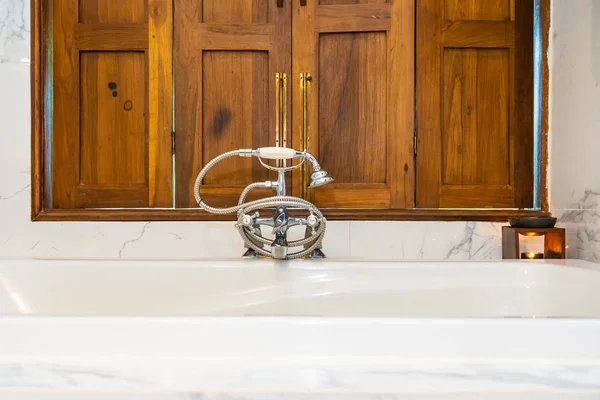 Bella decorazione interna del bagno con bagno di lusso bianco — Foto Stock